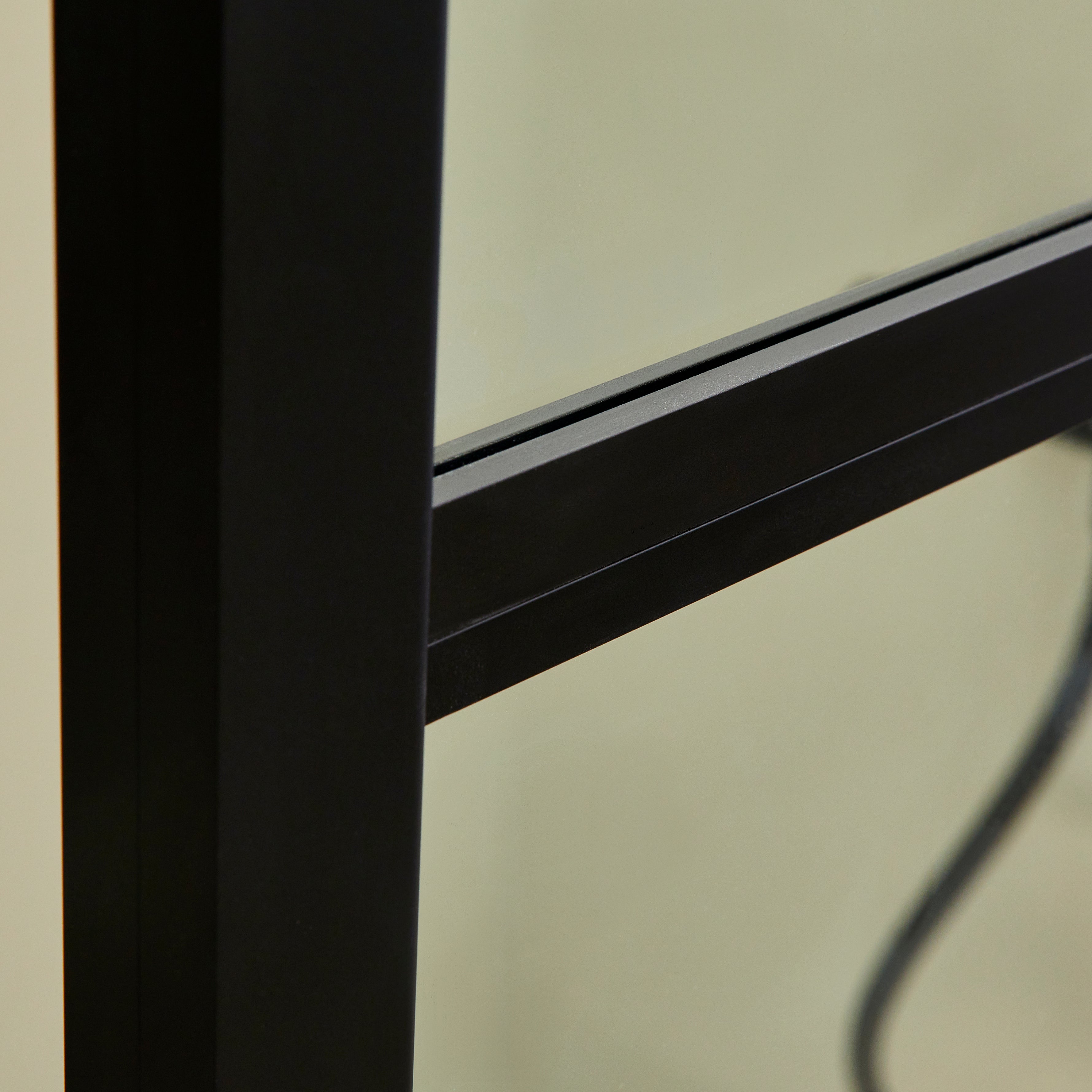 Détail des profilés en aluminium noir mat de la paroi de douche 3 panneaux