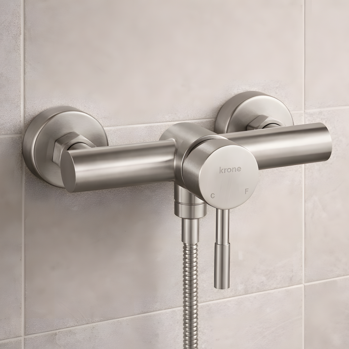 Mitigeur bain-douche mural en inox brossé avec bec intégré installé au-dessus d’une baignoire