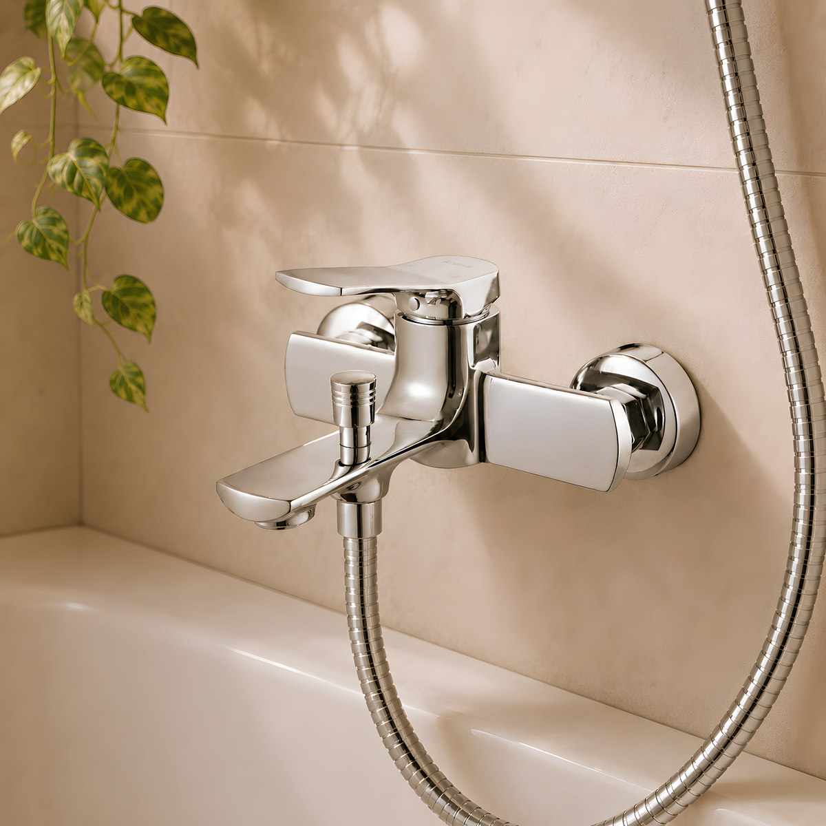 Mitigeur bain-douche mural chromé avec manette incurvée installé au-dessus d’une baignoire