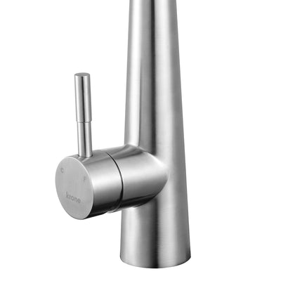 Détail de la douchette extractible du mitigeur évier en inox brossé