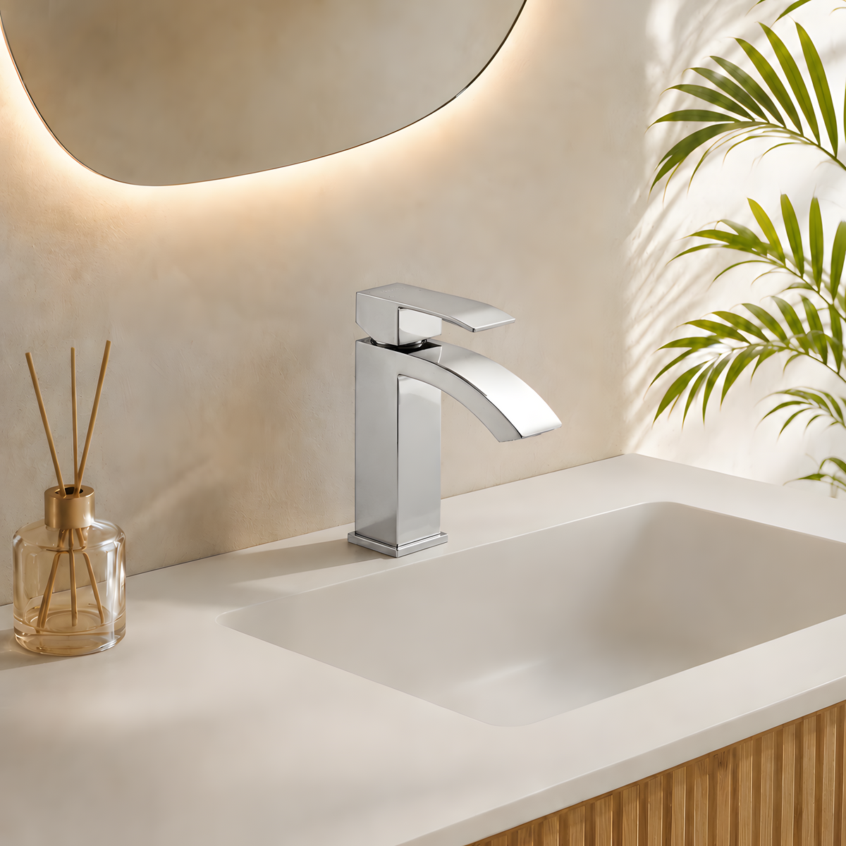 Mitigeur lavabo en inox SUS304 finition chrome avec bec plat incurvé au design cascade